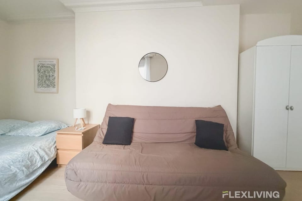 Room 3-Bedroom Apartment in the Heart of Paris Cultural House in Paris