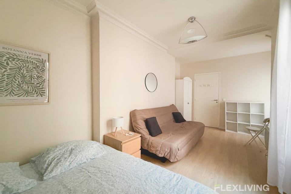 Room 3-Bedroom Apartment in the Heart of Paris Cultural House in Paris