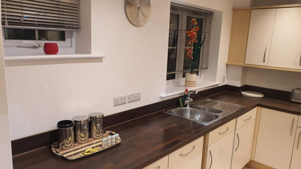 LOUGHBOROUG 2 Bedrooms homely Apartment sleeps 4 comfortably with two double beds Free parking on private drive for one car or van plus more free street parking as well For business travellers contractors and holiday goers Near all major transport links Apartment in Loughborough