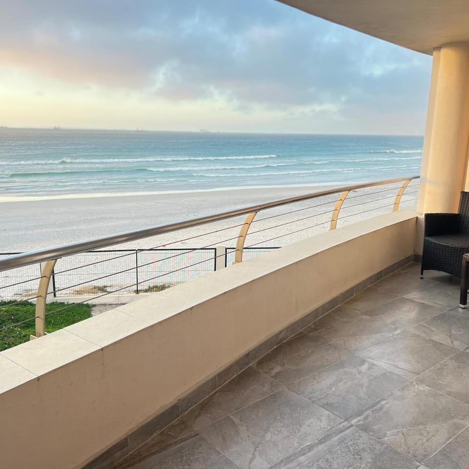 Beachfront bliss! Front row seats on Lagoon Beach Apartment in South Africa