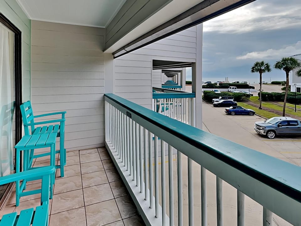 Patio, Day, Balcony/Terrace, Seating area, Parking