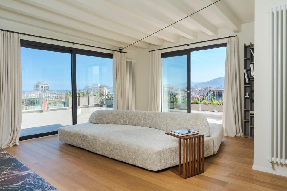 Lounge or bar, City view, Mountain view, Sea view