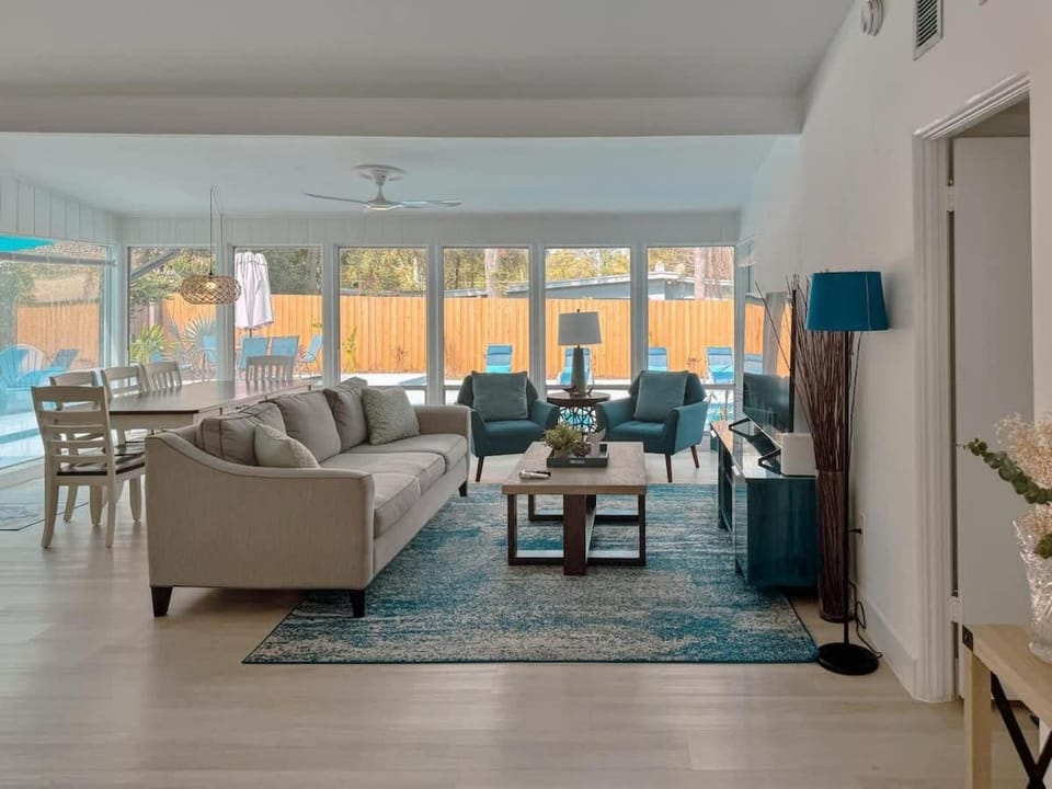 Living room, Photo of the whole room