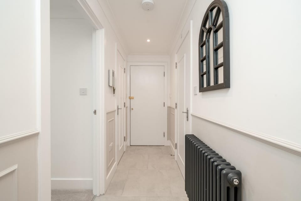 2 Bed Flat in Woking Central Apartment in England