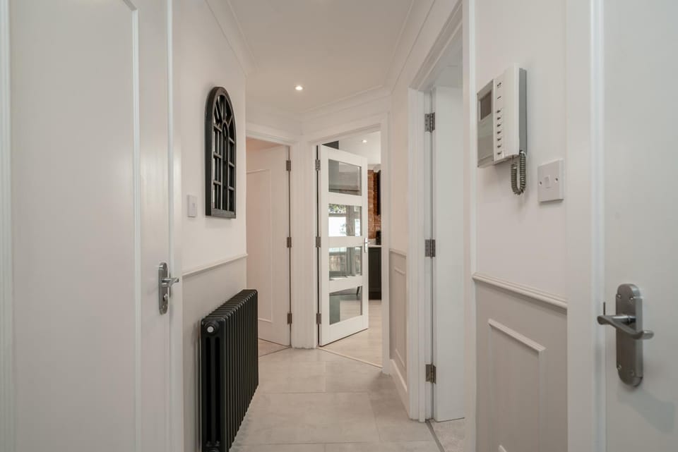 2 Bed Flat in Woking Central Apartment in England