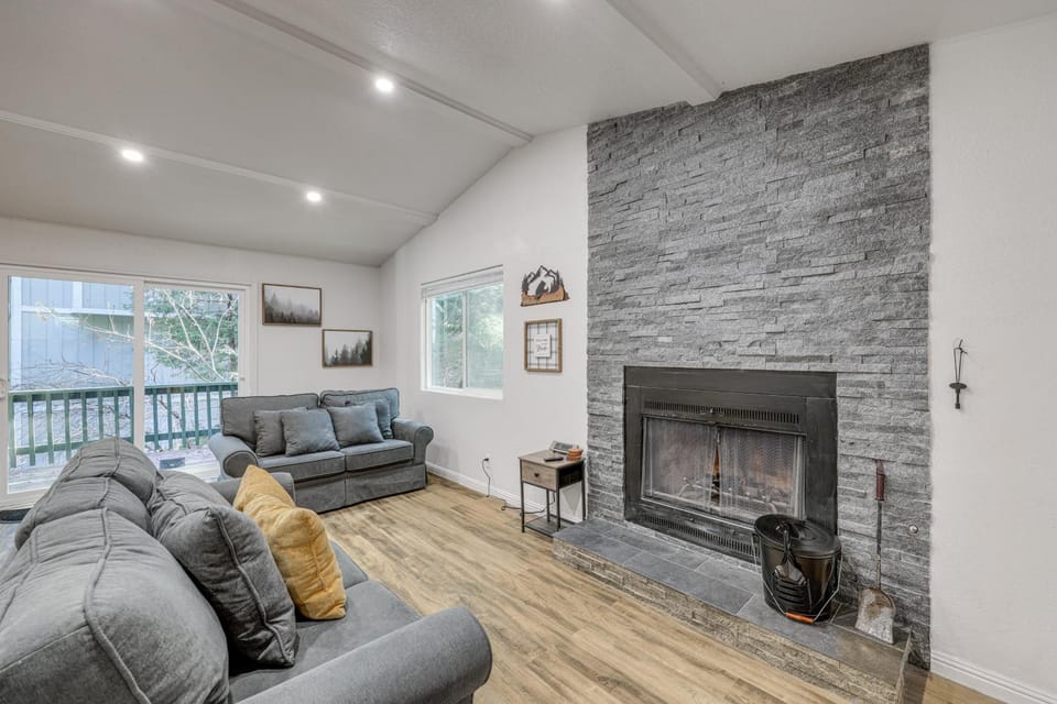 1 Mi to Lake Gregory! Updated Family Home with Deck House in Crestline