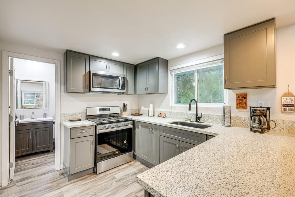 1 Mi to Lake Gregory! Updated Family Home with Deck House in Crestline