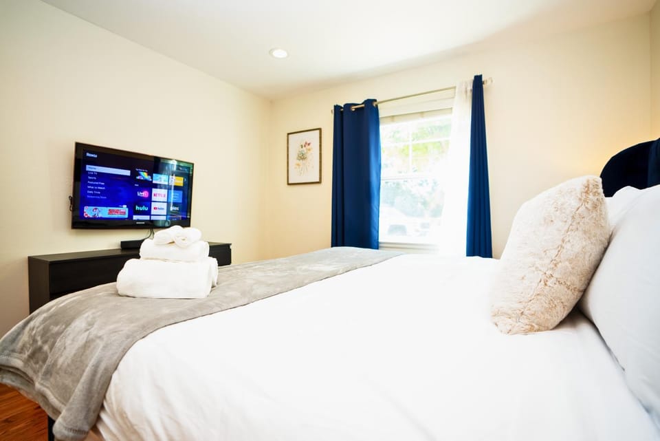 Bed, TV and multimedia, Bedroom, towels