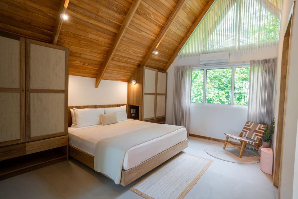 Photo of the whole room, Bedroom, wardrobe