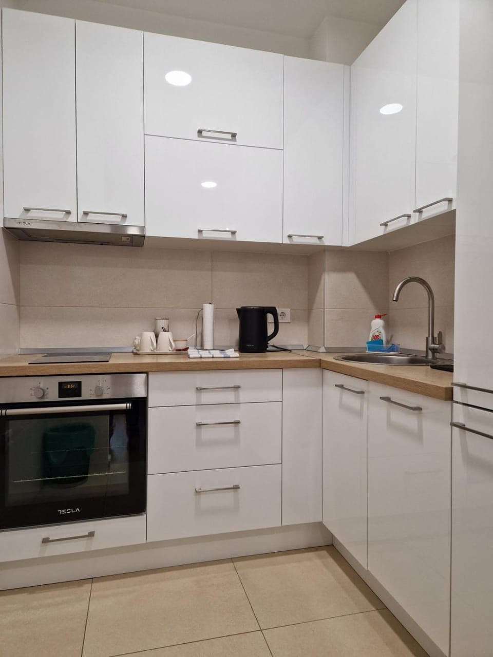 Coffee/tea facilities, Kitchen or kitchenette, dishwasher, stove