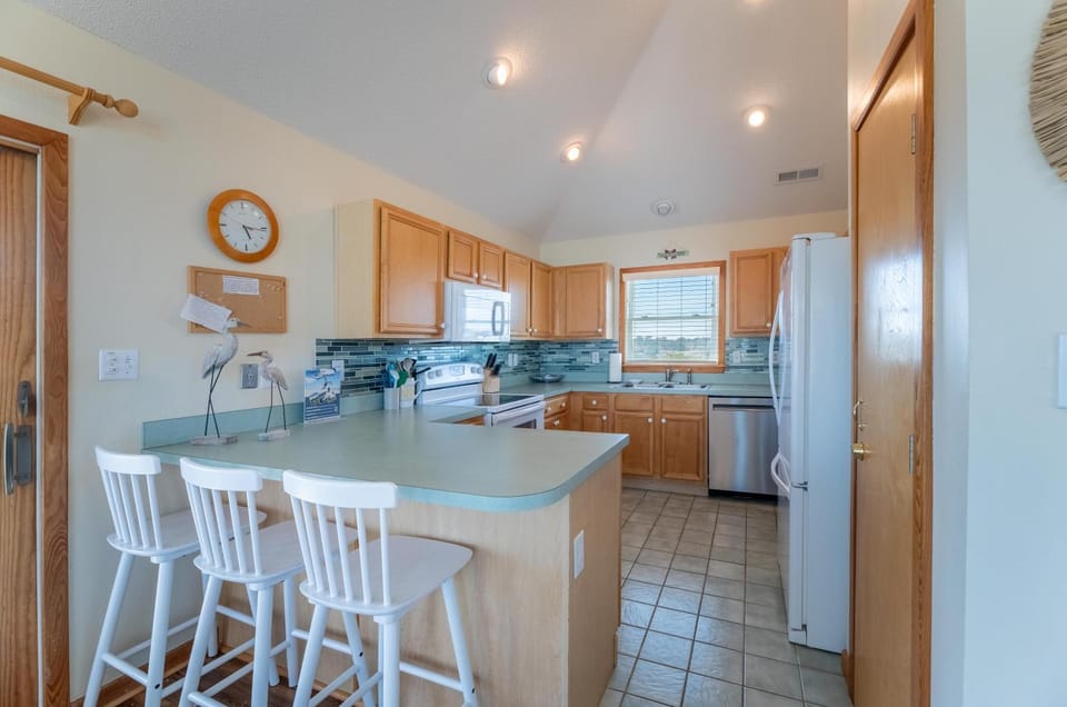 Beach Please - Corolla, Oceanside, Pool, Hot Tub, Pet OK, YR Flex Stays House in Corolla