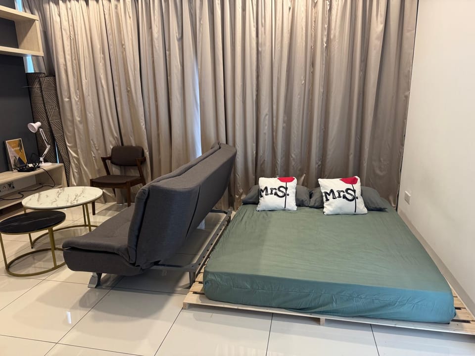 Bed, Seating area