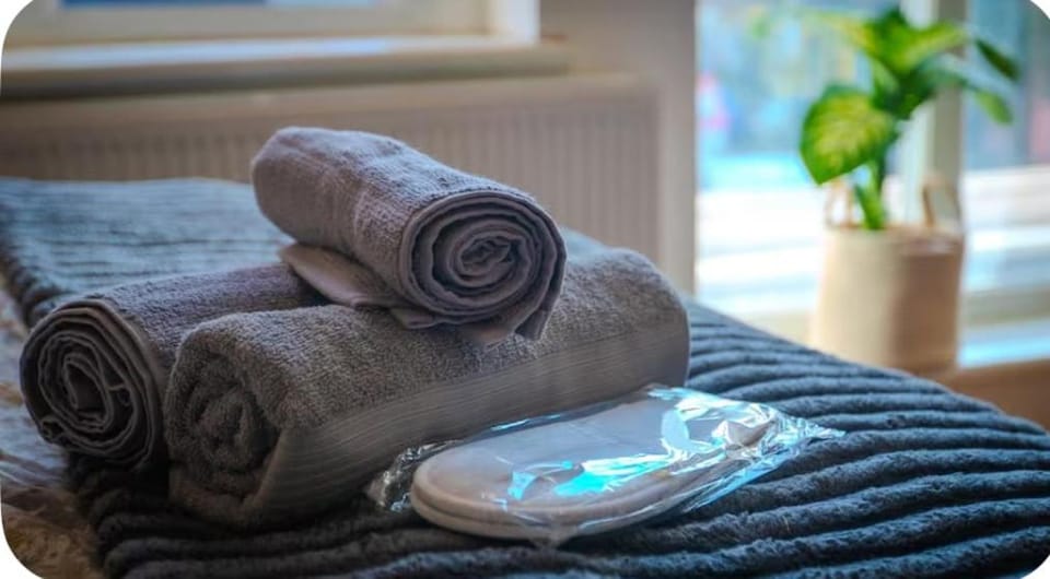 Bed, towels