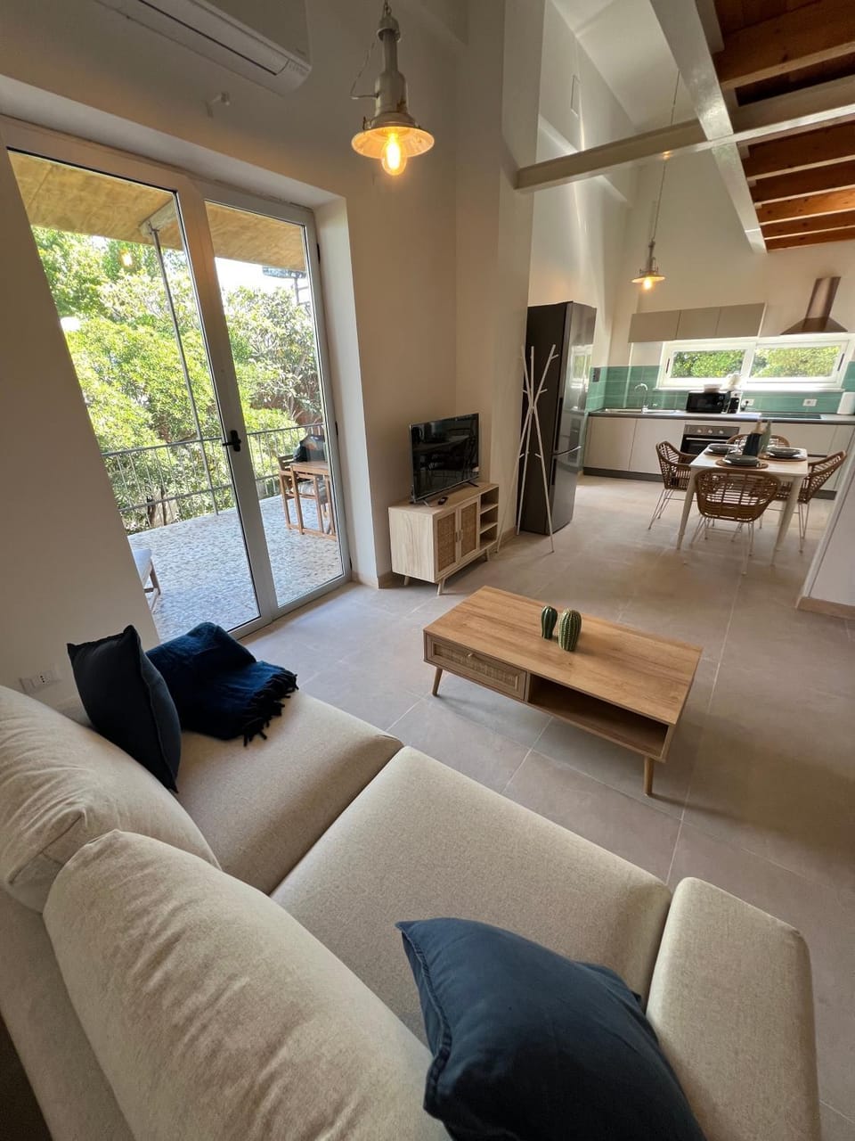 TV and multimedia, Living room, Seating area, Evening entertainment