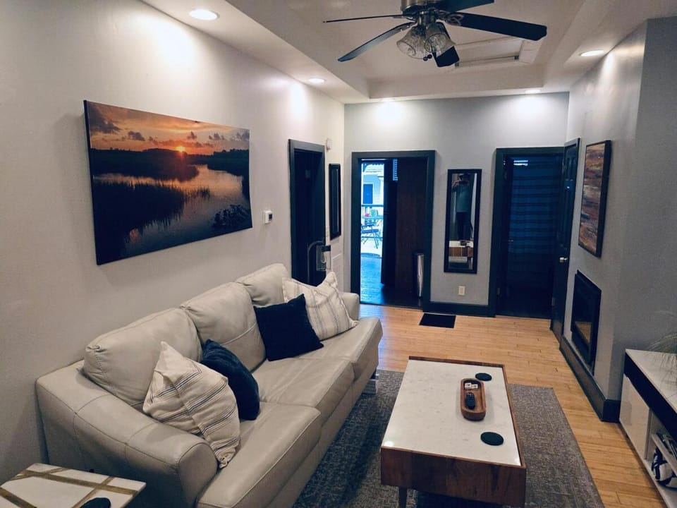 Awesome Downtown Condo with Pool! House in Savannah
