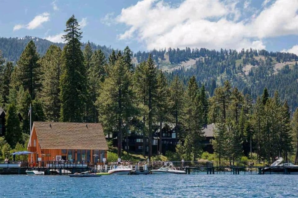 Chamberland retreat-Hot Tub, Pool Table, Movie & Ski Villa in Homewood