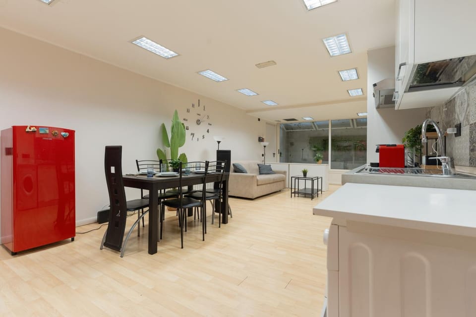 TV and multimedia, Kitchen or kitchenette, Living room, Seating area, Dining area, oven