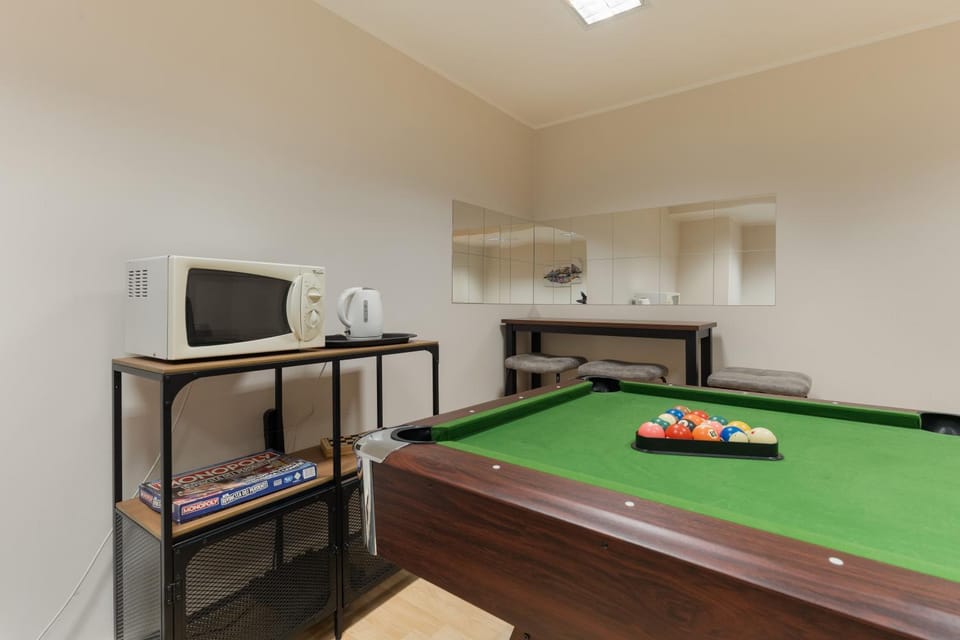 Billiard, Game Room