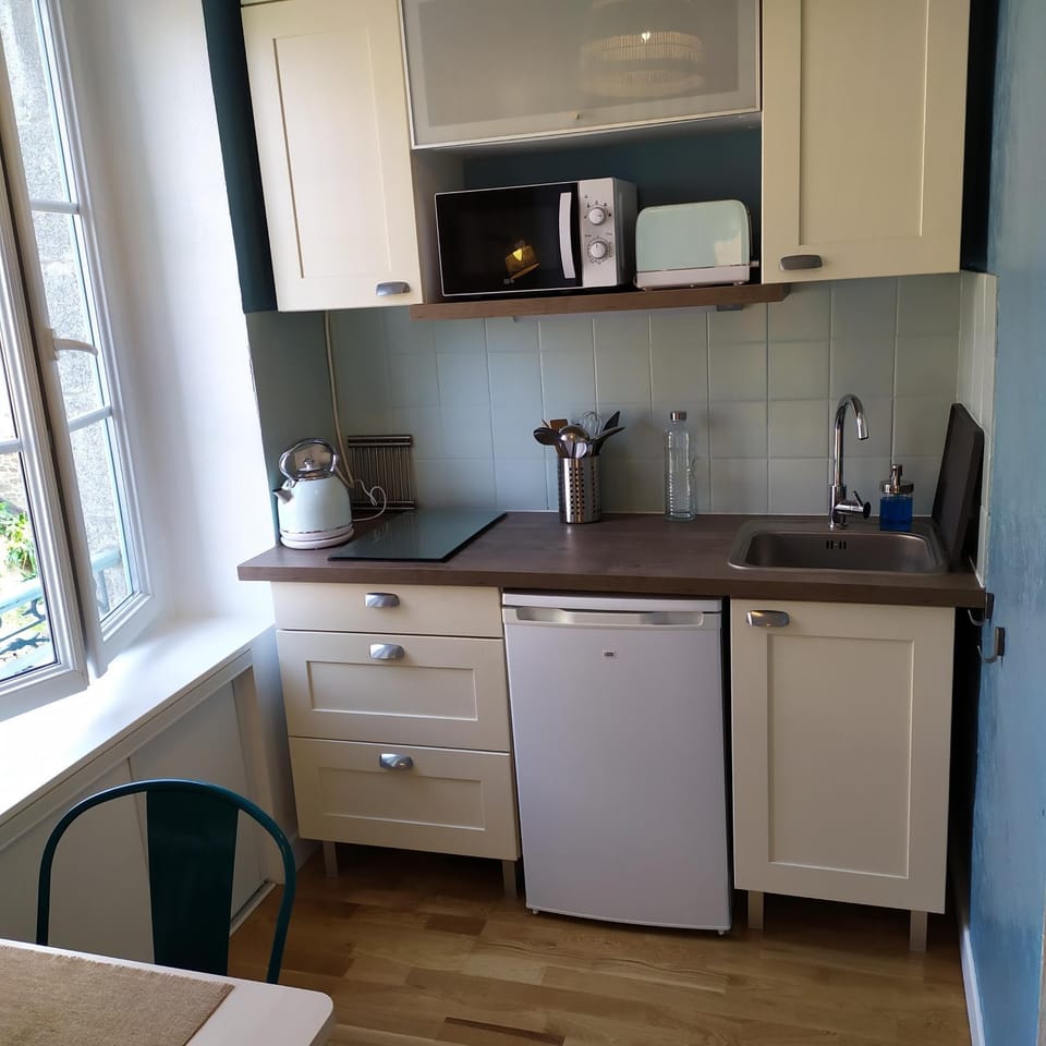 Kitchen or kitchenette, stove, kitchen