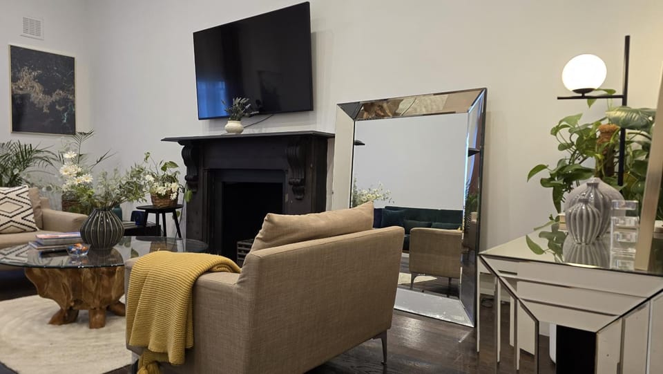 TV and multimedia, Living room, Seating area, flat iron