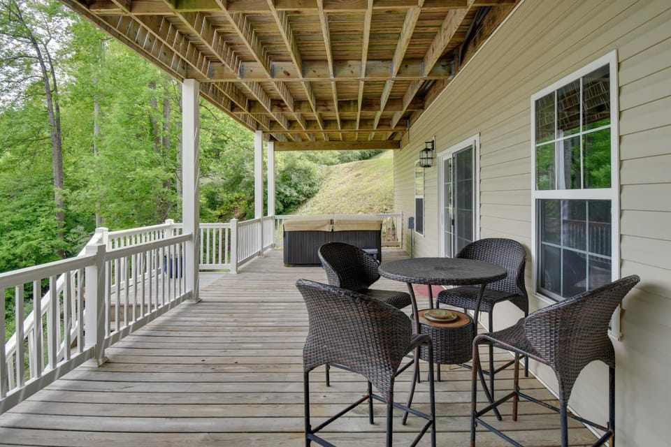 Private Hot Tub! Getaway on Smith Mountain Lake House in Smith Mountain Lake