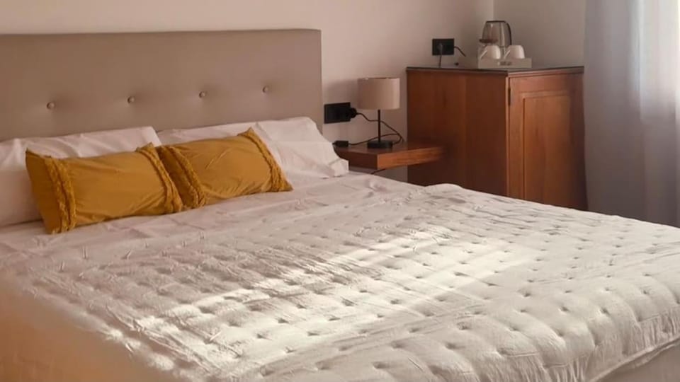 Yellow Room - Sunlite Double Private Room in Villa Barbuja Apartment in Maxorata