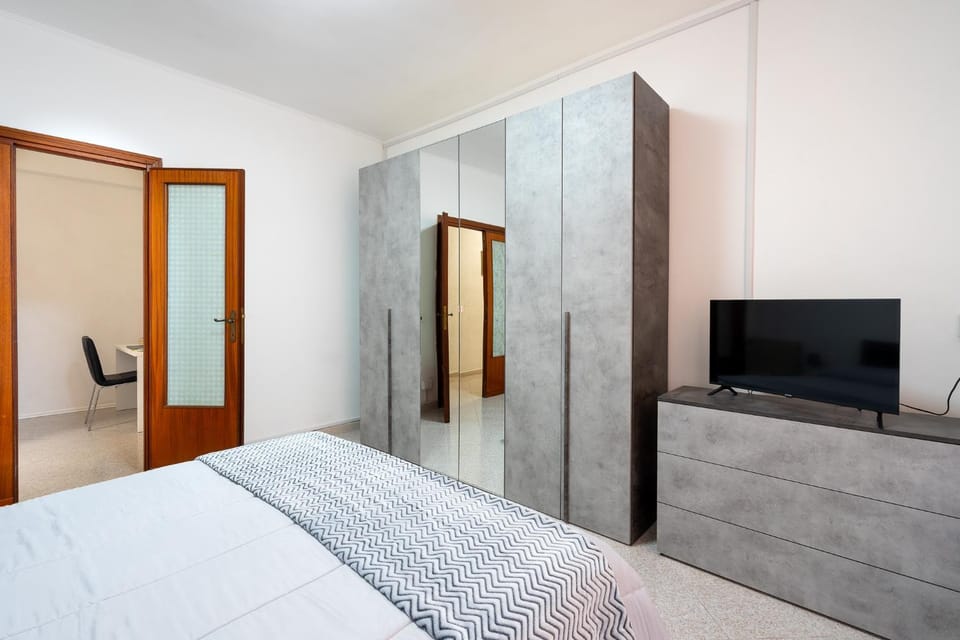 Bed, TV and multimedia, Bedroom, wardrobe
