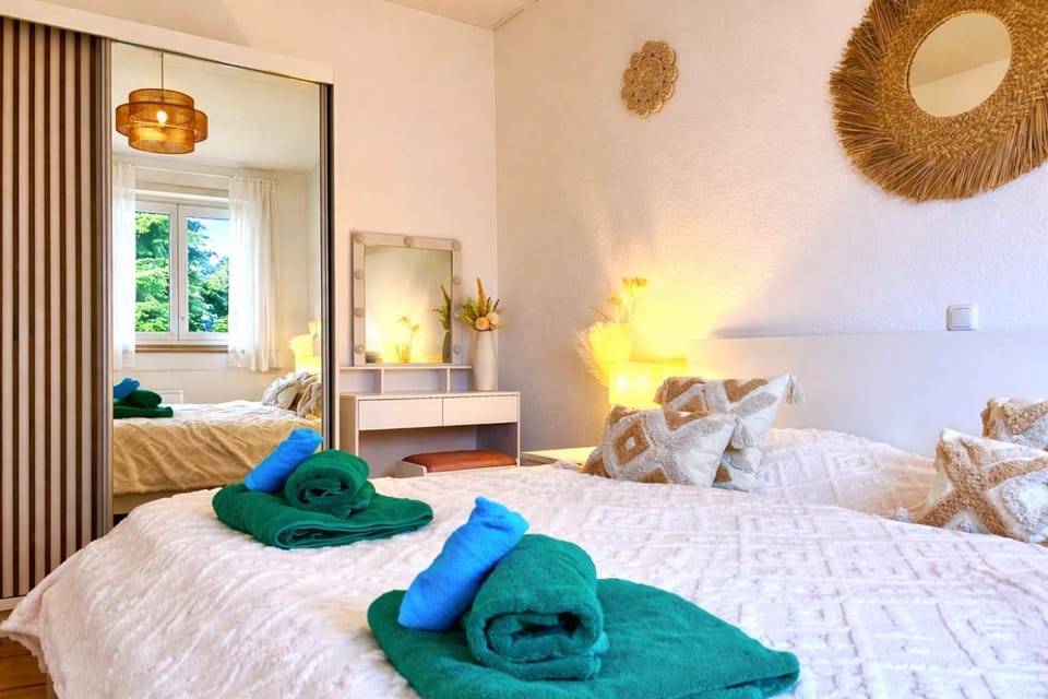 Bed, Photo of the whole room, Bedroom, towels