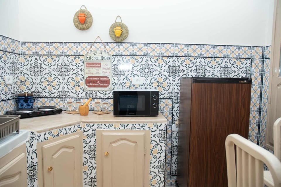 Kitchen or kitchenette, minibar, stove