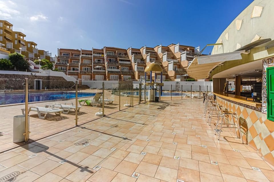 Property building, Day, Pool view, Swimming pool, sunbed
