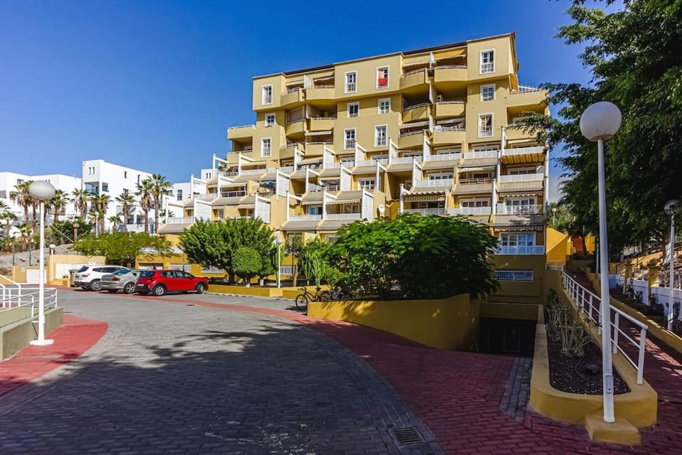 Property building, Day, Neighbourhood, Street view, Location