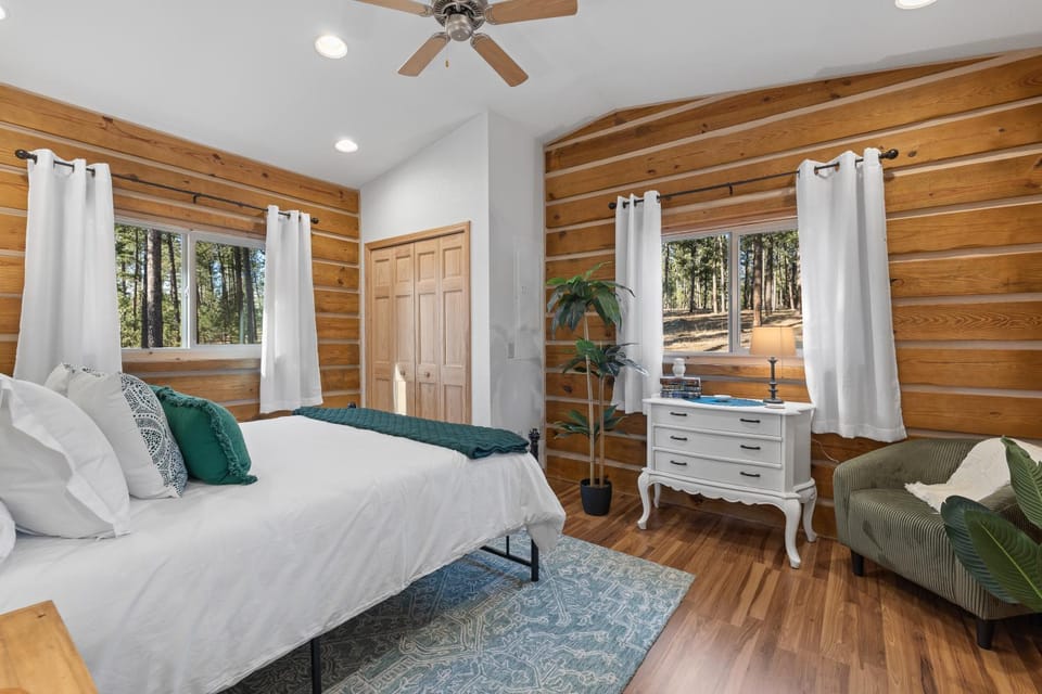 Needles Nook Cozy 1BR Log Cabin Retreat Cabin in West Custer Township