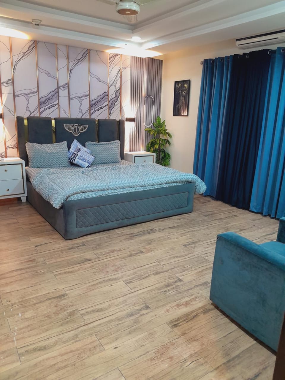 Bed, Living room, Photo of the whole room, Seating area, Bedroom