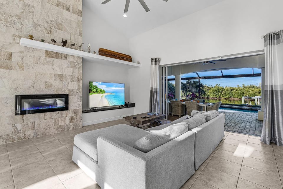 Gorgeous waterfront home with electric heated pool & spa - Villa Soleil Villa in Cape Coral
