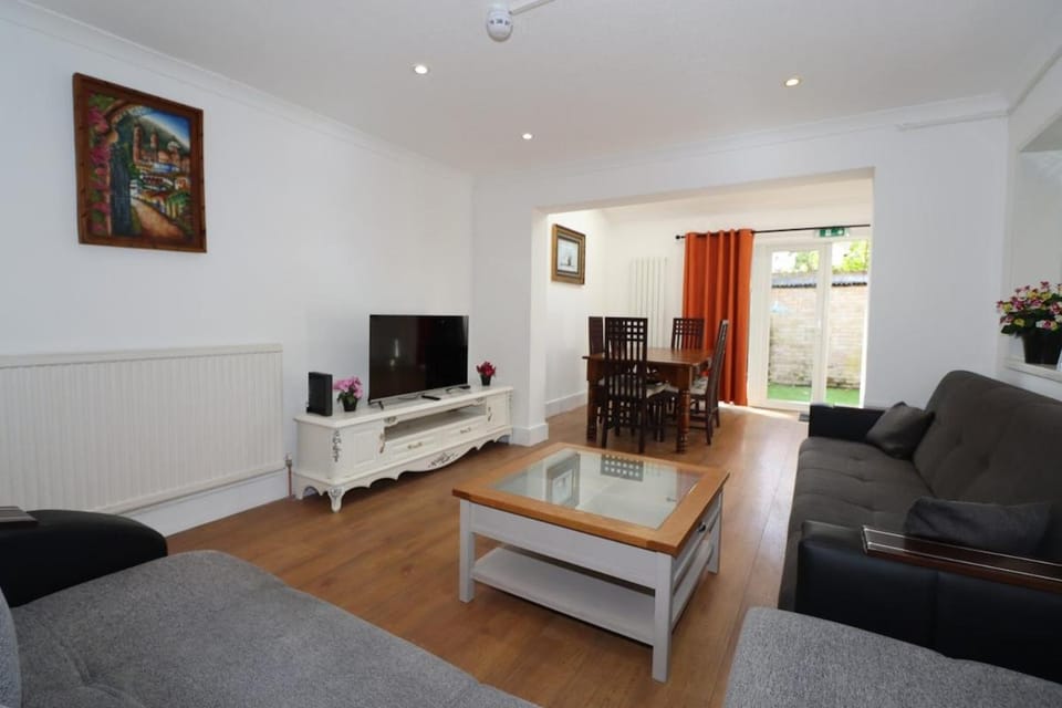 5 Bed Spacious Family Home in Chingford House in London