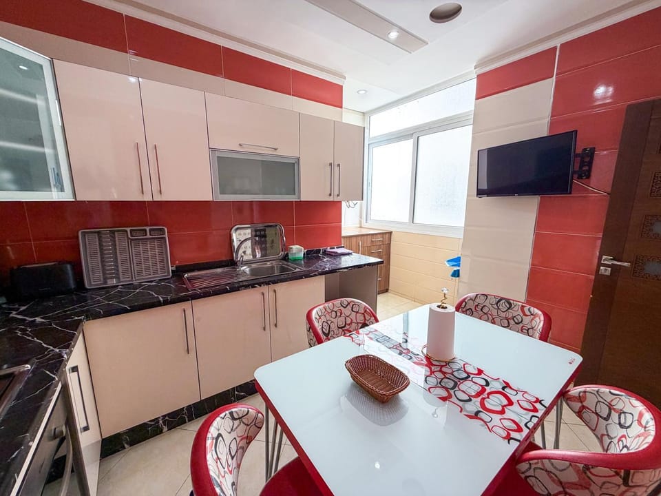 TV and multimedia, Kitchen or kitchenette, Dining area, oven, toaster