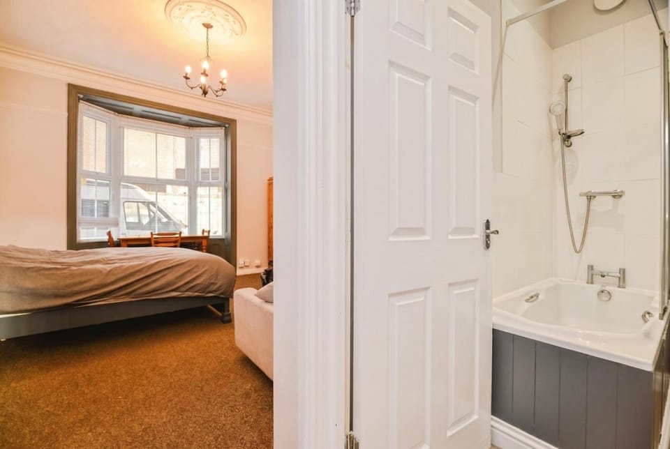 Bed, Bathroom, Photo of the whole room, Bedroom, Bath
