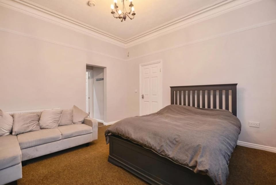 Bed, Photo of the whole room, Seating area, Bedroom
