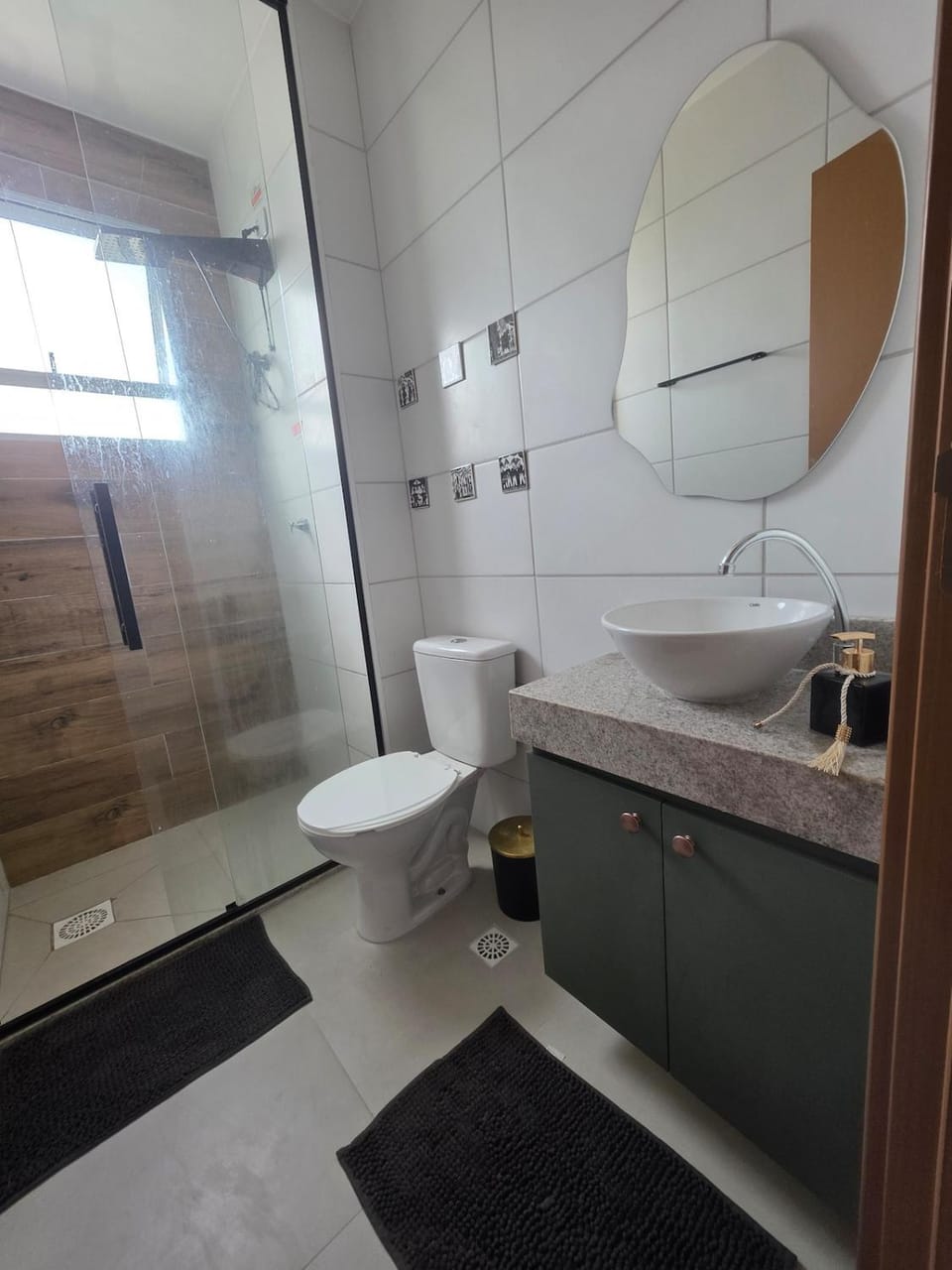 Shower, Toilet, Bathroom, towels