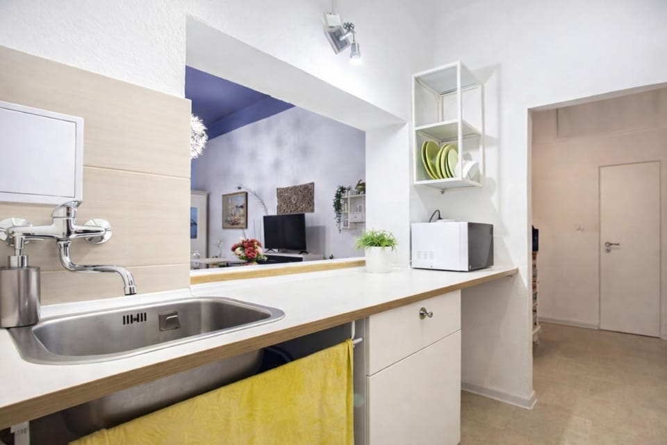 Modern Studio in the Heart of Prague 1 , Steps from Main Station and Old Town Apartment in Prague
