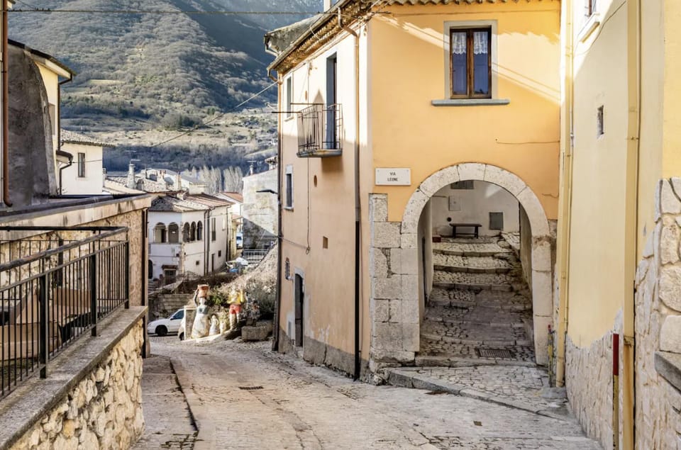 Property building, Day, Neighbourhood, Natural landscape, Mountain view, Street view