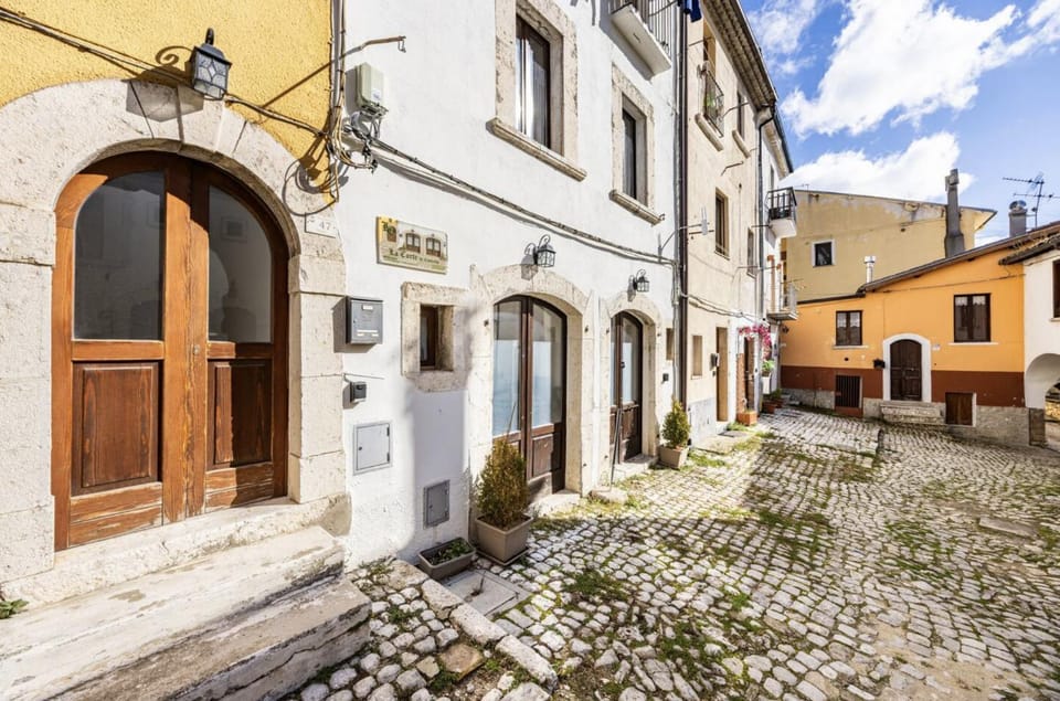 Property building, Day, Neighbourhood, Landmark view, Street view