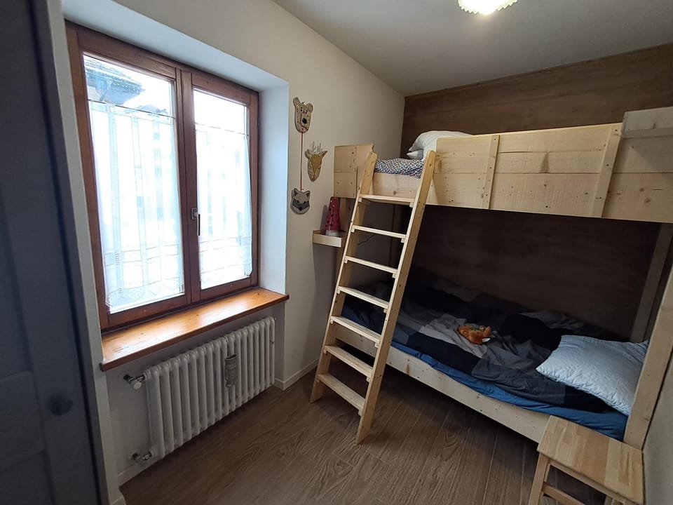 Bedroom, bunk bed