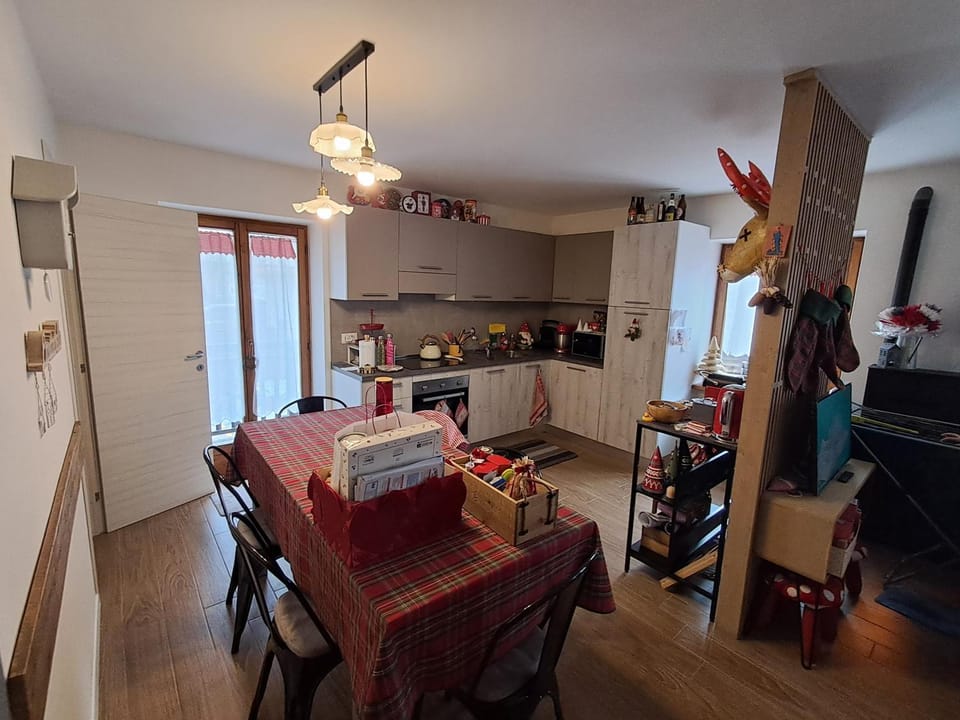 Kitchen or kitchenette, Dining area