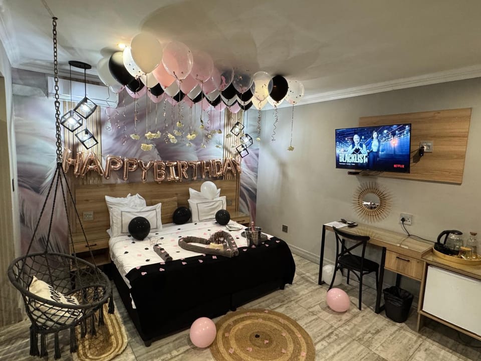 Bed, TV and multimedia, Photo of the whole room, towels
