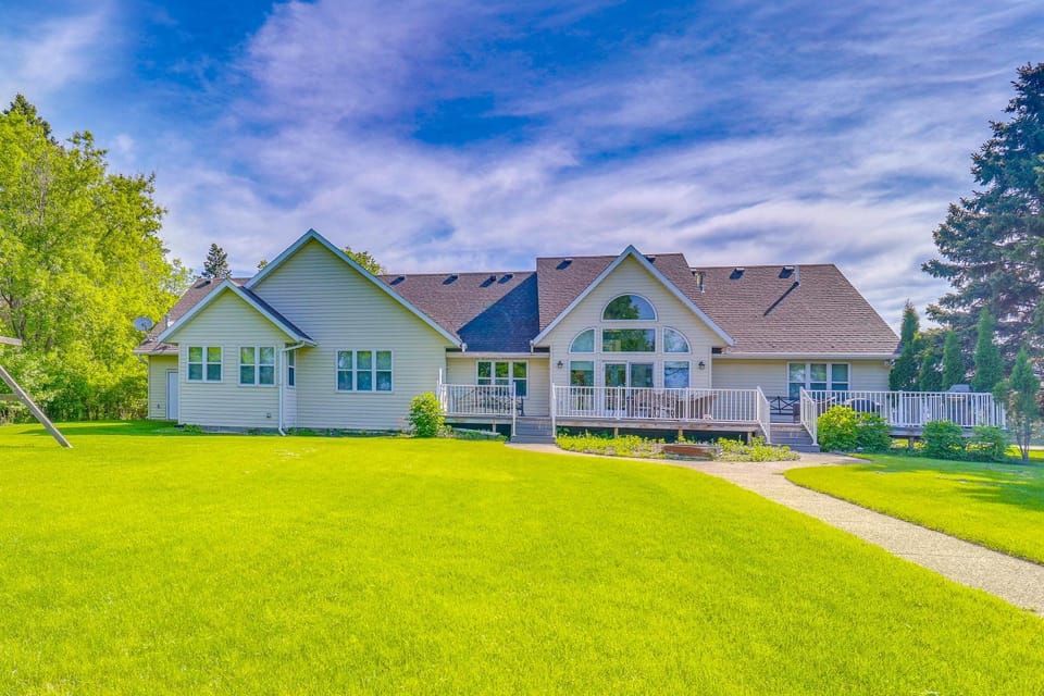 Waterfront Alexandria Gem: Family & Group Friendly House in Minnesota