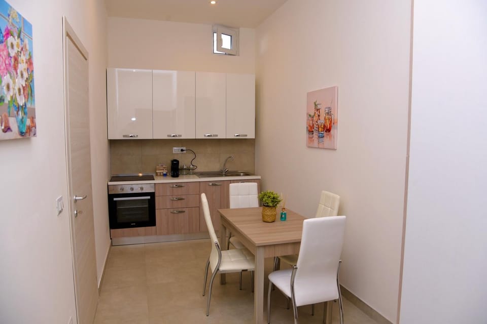 Kitchen or kitchenette, Dining area, stove