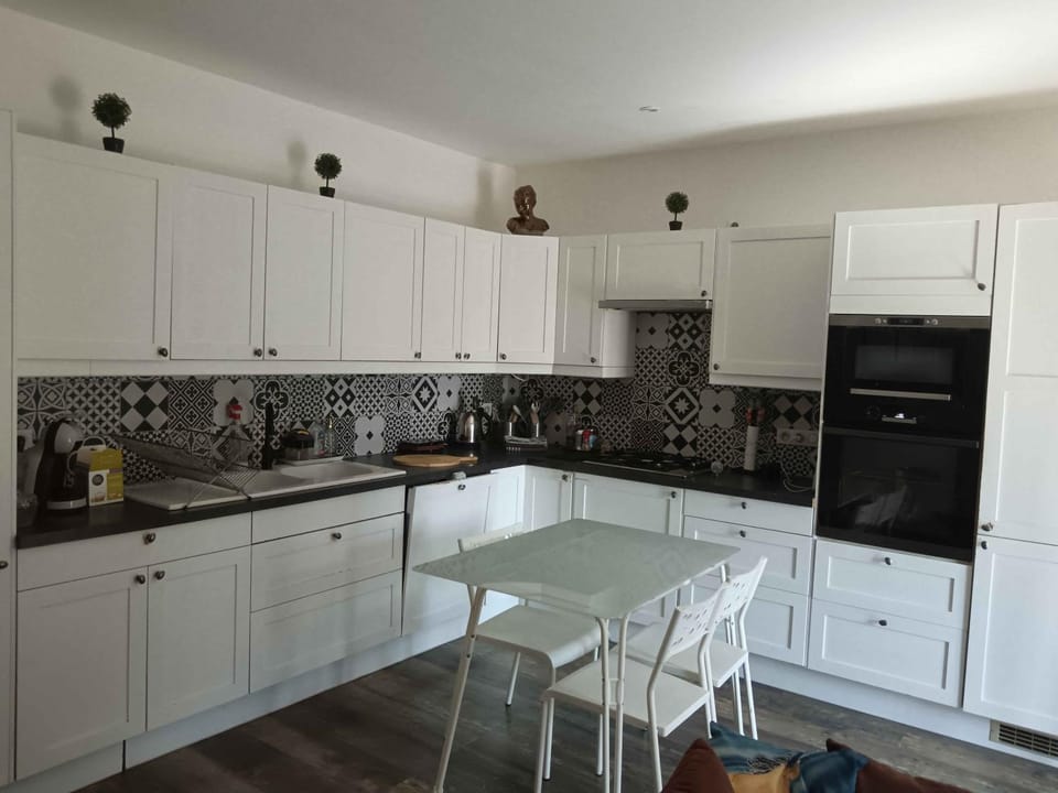 Kitchen or kitchenette, Dining area
