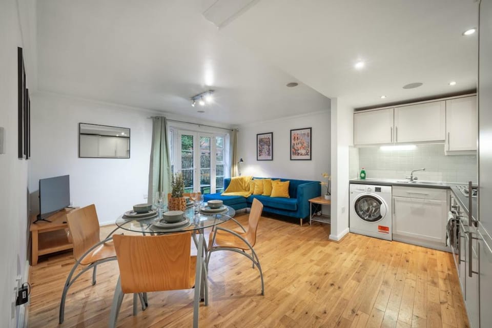 TV and multimedia, Living room, Dining area, Diving