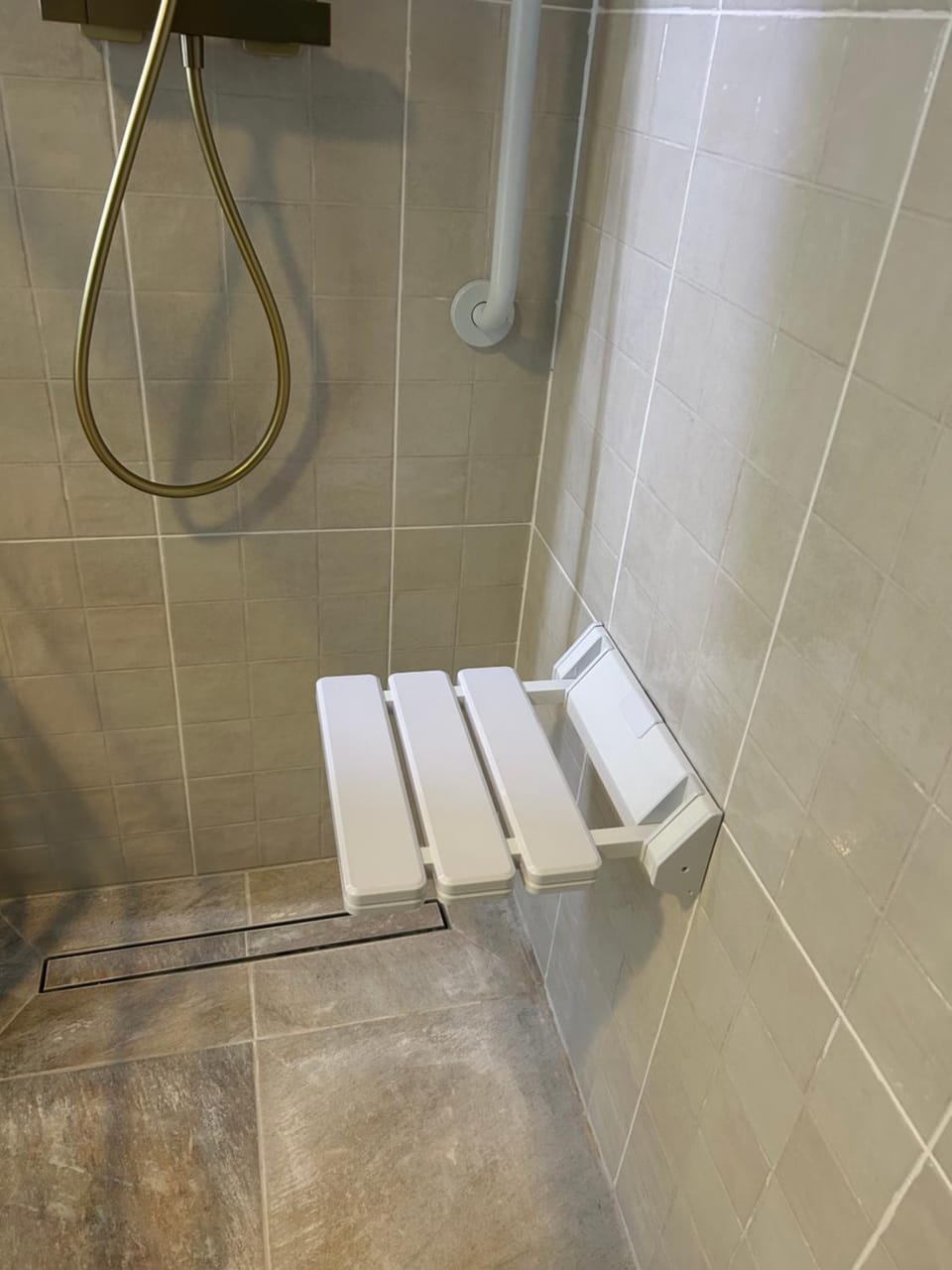 Shower, Bathroom, Facility for disabled guests, hair dryier, heating, acessibility